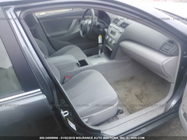 4T4BF3EKXAR008685 - 2010 TOYOTA CAMRY SE/LE/XLE GRAY photo 5