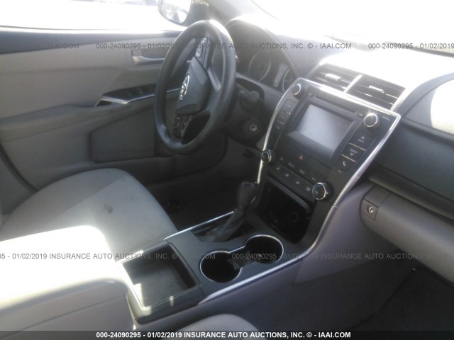 4T1BF1FK7GU246936 - 2016 TOYOTA CAMRY LE/XLE/SE/XSE 银色 照片 5