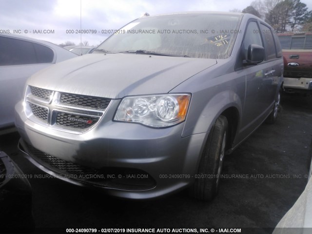 2C4RDGBG8JR143364 - 2018 DODGE GRAND CARAVAN SE SILVER photo 2