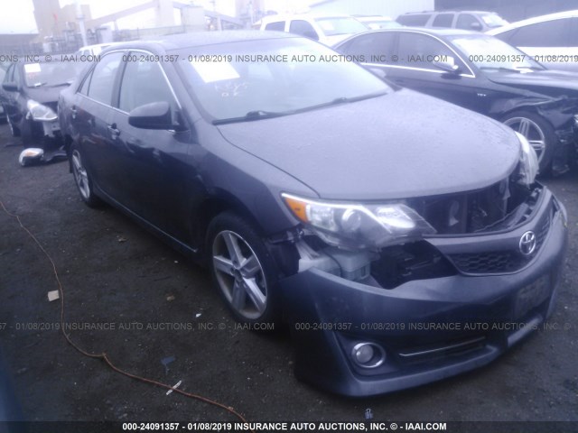 4T1BF1FK2DU280326 - 2013 TOYOTA CAMRY L/SE/LE/XLE ნაცრისფერი ფოტო 1