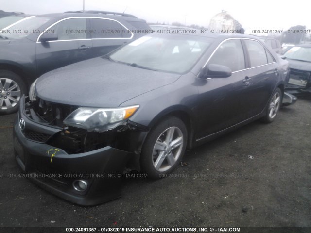 4T1BF1FK2DU280326 - 2013 TOYOTA CAMRY L/SE/LE/XLE ნაცრისფერი ფოტო 2