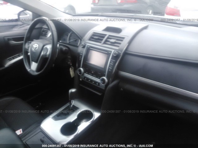 4T1BF1FK2DU280326 - 2013 TOYOTA CAMRY L/SE/LE/XLE ნაცრისფერი ფოტო 5