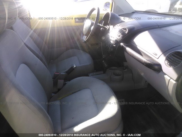 3VWBK21C84M402999 - 2004 VOLKSWAGEN NEW BEETLE GL 黄色 照片 5