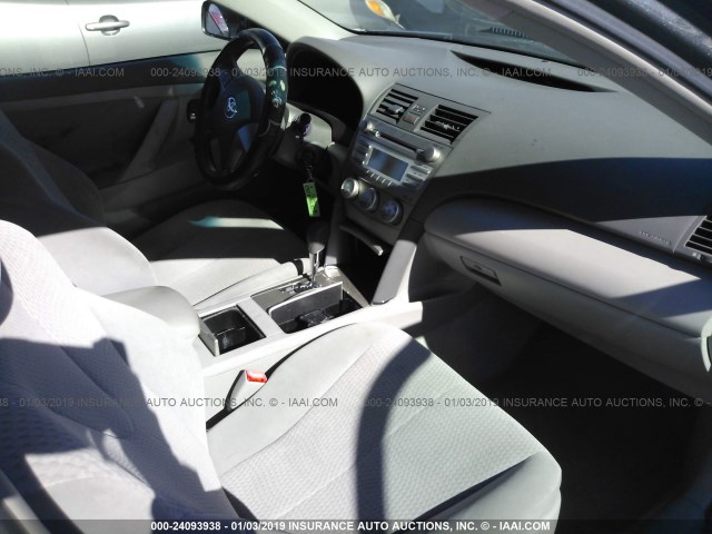 4T1BF3EK9BU219825 - 2011 TOYOTA CAMRY SE/LE/XLE 灰色 照片 5