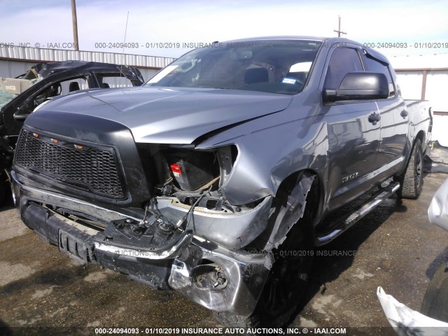 5TFEM5F10DX057626 - 2013 TOYOTA TUNDRA CREWMAX SR5 SILVER photo 2