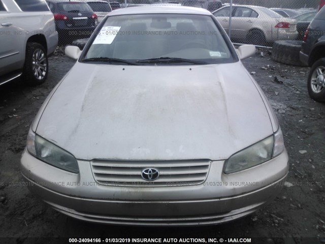 4T1BG22K2WU829325 - 1998 TOYOTA CAMRY CE/LE/XLE GOLD photo 6