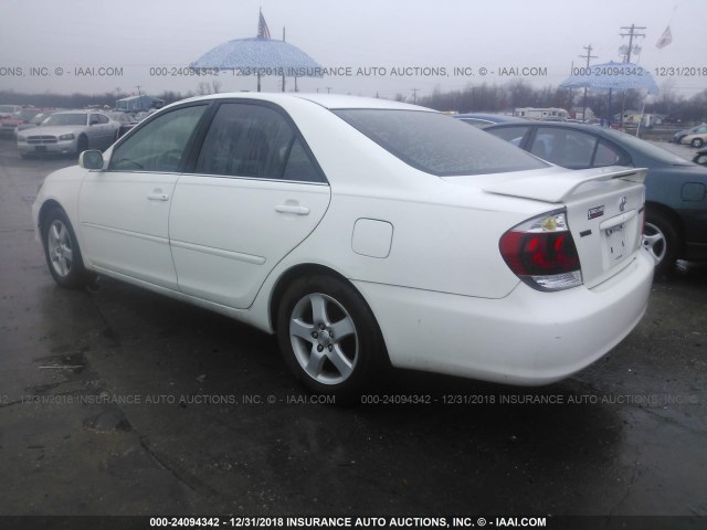 4T1BE32K55U568167 - 2005 TOYOTA CAMRY LE/XLE/SE WHITE photo 3