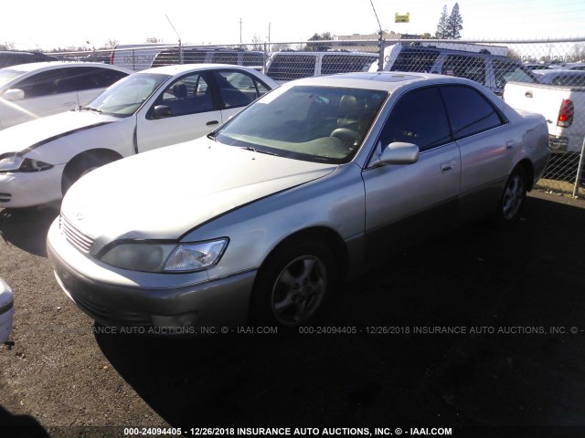 JT8BF28G8W5023945 - 1998 LEXUS ES 300 SILVER photo 2