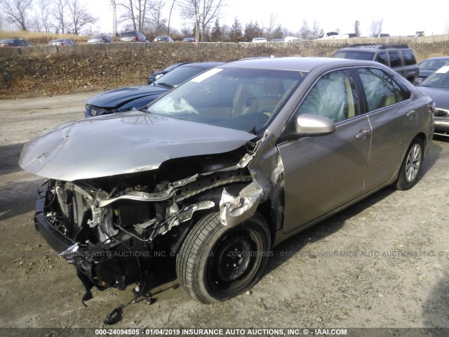 4T1BF1FK1FU106461 - 2015 TOYOTA CAMRY LE/XLE/SE/XSE TAN photo 2