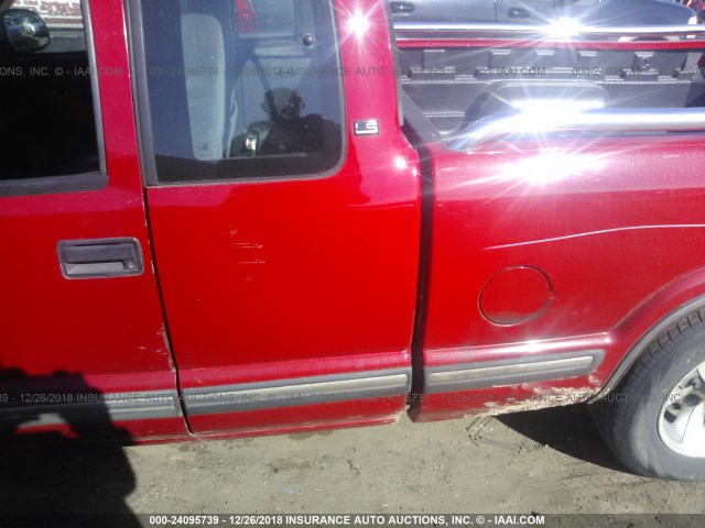 1GCCS19X0W8177557 - 1998 CHEVROLET S TRUCK S10 RED photo 6