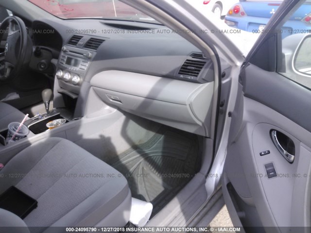 4T1BF3EK0BU683411 - 2011 TOYOTA CAMRY SE/LE/XLE SILVER photo 5