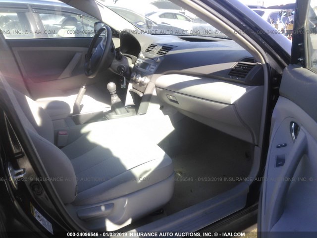 4T1BF3EK7BU589364 - 2011 TOYOTA CAMRY SE/LE/XLE 黑色 照片 5