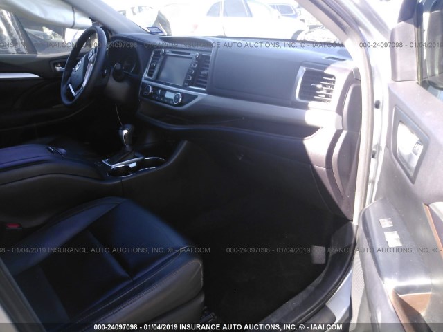 5TDKKRFH1GS151814 - 2016 TOYOTA HIGHLANDER XLE ვერცხლისფერი ფოტო 5