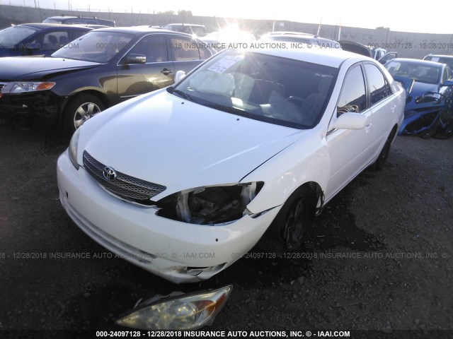 JTDBE32K720009579 - 2002 TOYOTA CAMRY LE/XLE/SE WHITE photo 2