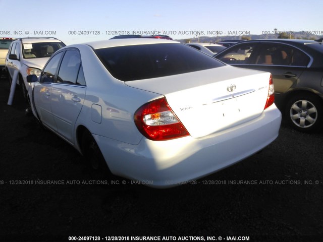 JTDBE32K720009579 - 2002 TOYOTA CAMRY LE/XLE/SE WHITE photo 3