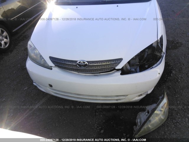 JTDBE32K720009579 - 2002 TOYOTA CAMRY LE/XLE/SE WHITE photo 6