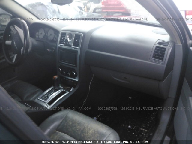 2C3JA63H05H594814 - 2005 CHRYSLER 300C BLACK photo 5