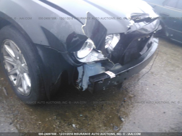 2C3JA63H05H594814 - 2005 CHRYSLER 300C BLACK photo 6