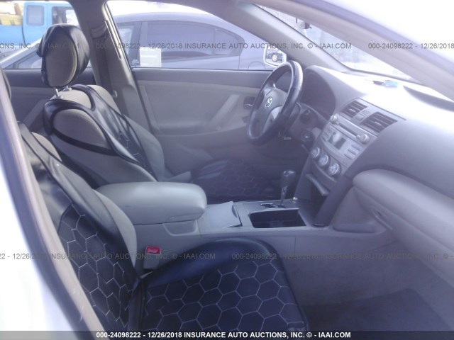 4T4BF3EK4BR127592 - 2011 TOYOTA CAMRY SE/LE/XLE 白色 照片 5