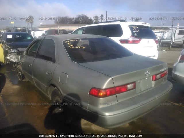 JT2BG22K9W0242768 - 1998 TOYOTA CAMRY CE/LE/XLE SILVER photo 3