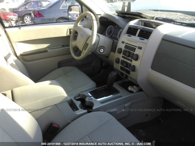 1FMCU0D7XCKC35261 - 2012 FORD ESCAPE XLT WHITE photo 5