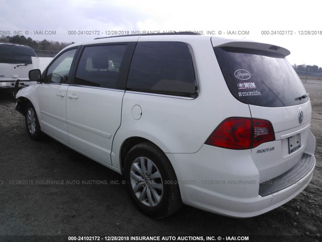 2C4RVABG2CR393549 - 2012 VOLKSWAGEN ROUTAN SE WHITE photo 3