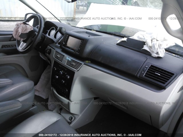 2C4RVABG2CR393549 - 2012 VOLKSWAGEN ROUTAN SE WHITE photo 5