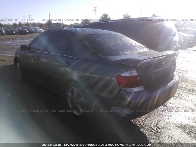 JTDBA30K950025186 - 2005 TOYOTA CAMRY SE GRAY photo 3