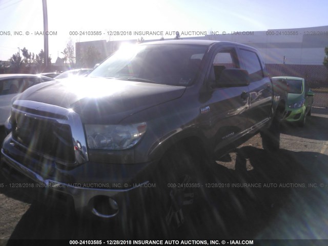 5TFEY5F12CX127520 - 2012 TOYOTA TUNDRA CREWMAX SR5 GRAY photo 2