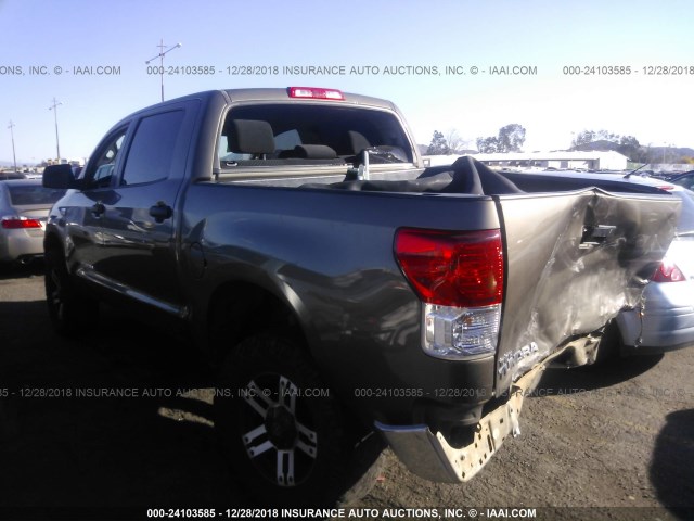 5TFEY5F12CX127520 - 2012 TOYOTA TUNDRA CREWMAX SR5 GRAY photo 3