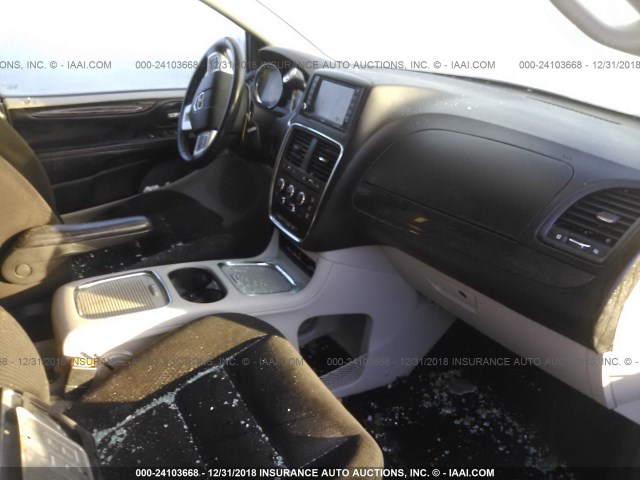 2C4RDGCG1GR328394 - 2016 DODGE GRAND CARAVAN SXT WHITE photo 5