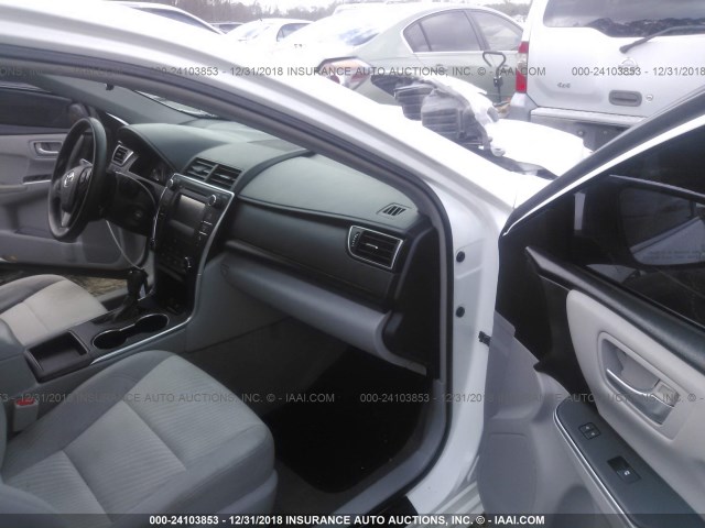 4T4BF1FK7FR478859 - 2015 TOYOTA CAMRY LE/XLE/SE/XSE 白色 照片 5