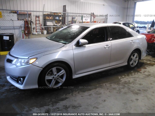 4T1BF1FK0DU267168 - 2013 TOYOTA CAMRY L/SE/LE/XLE Gümüş foto 2