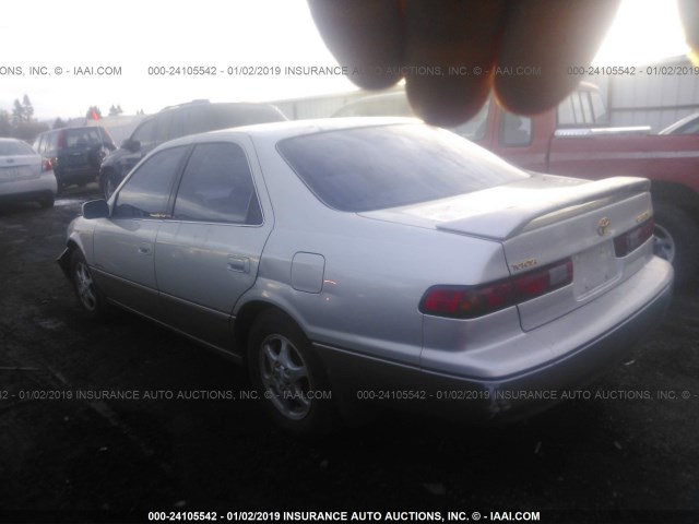 JT2BG22K3X0371753 - 1999 TOYOTA CAMRY LE/XLE SILVER photo 3