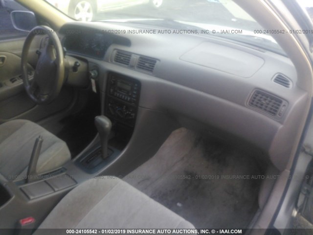 JT2BG22K3X0371753 - 1999 TOYOTA CAMRY LE/XLE SILVER photo 5