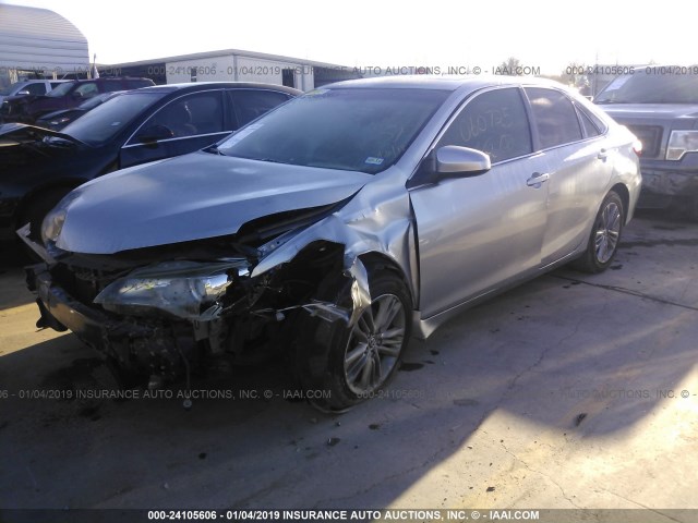 4T1BF1FK8FU060725 - 2015 TOYOTA CAMRY LE/XLE/SE/XSE SILVER photo 2