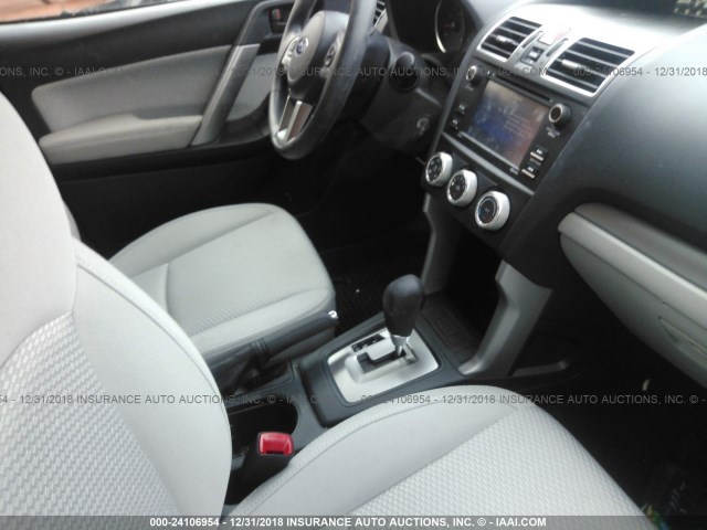 JF2SJABCXJH538356 - 2018 SUBARU FORESTER 2.5I GRAY photo 5