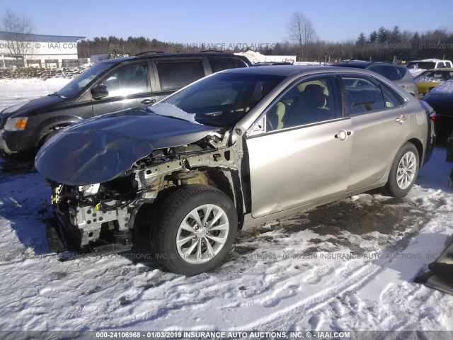 4T4BF1FK9FR506810 - 2015 TOYOTA CAMRY LE/XLE/SE/XSE TAN photo 2