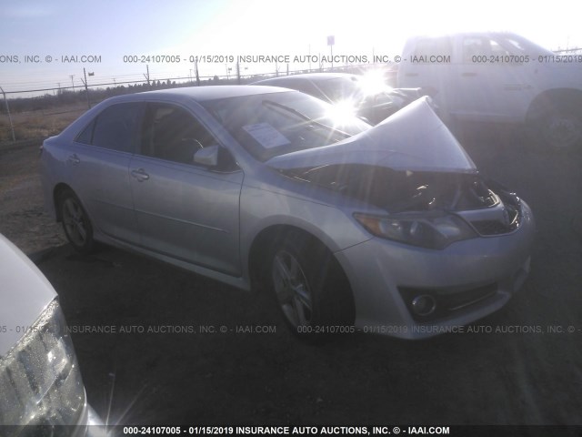4T1BF1FK4DU239812 - 2013 TOYOTA CAMRY L/SE/LE/XLE 银色 照片 1