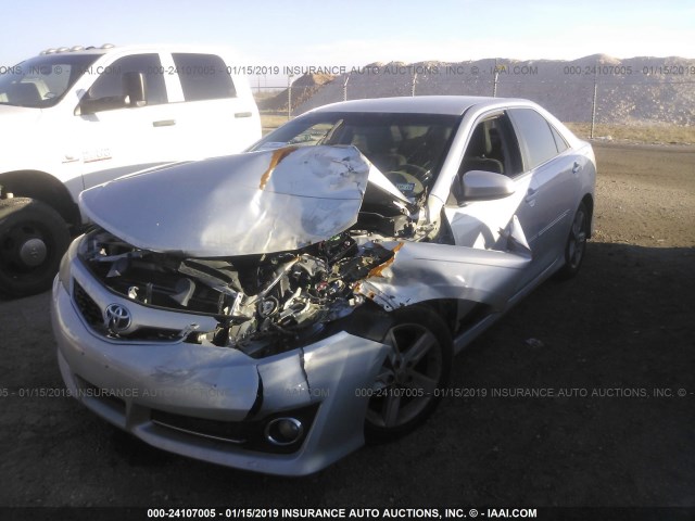 4T1BF1FK4DU239812 - 2013 TOYOTA CAMRY L/SE/LE/XLE 银色 照片 2