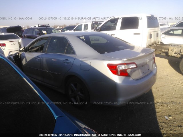 4T1BF1FK4DU239812 - 2013 TOYOTA CAMRY L/SE/LE/XLE 银色 照片 3