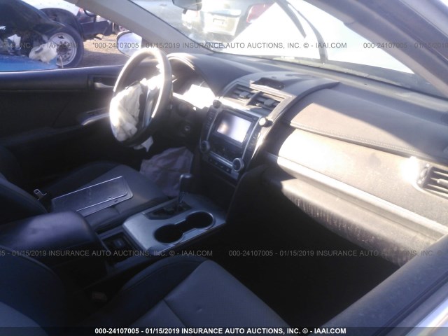 4T1BF1FK4DU239812 - 2013 TOYOTA CAMRY L/SE/LE/XLE 银色 照片 5