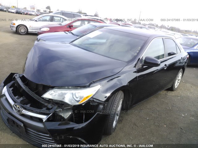 4T4BF1FK1FR463368 - 2015 TOYOTA CAMRY LE/XLE/SE/XSE შავი ფოტო 2