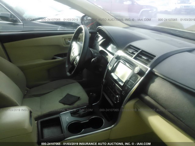 4T4BF1FK1FR463368 - 2015 TOYOTA CAMRY LE/XLE/SE/XSE შავი ფოტო 5