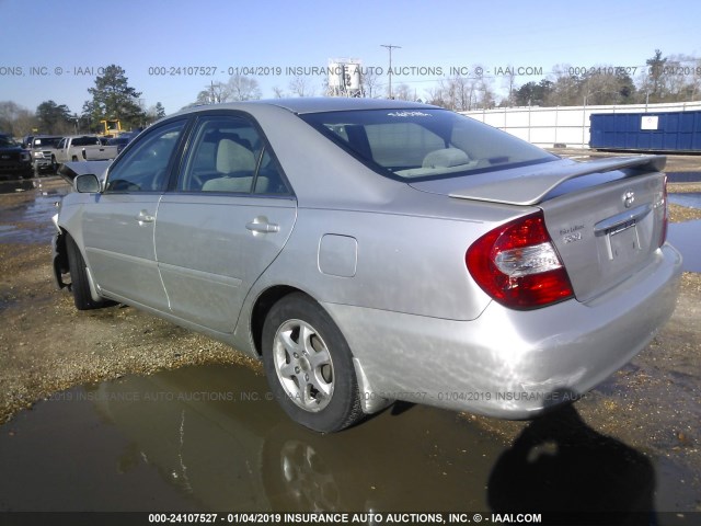 4T1BE32K23U774060 - 2003 TOYOTA CAMRY LE/XLE/SE SILVER photo 3