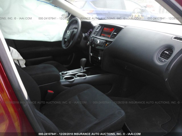 5N1AR2MM1GC605734 - 2016 NISSAN PATHFINDER S/SV/SL/PLATINUM MAROON photo 5