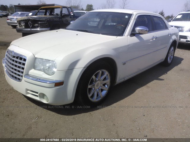 2C3JA63H15H563670 - 2005 CHRYSLER 300C CREAM photo 2