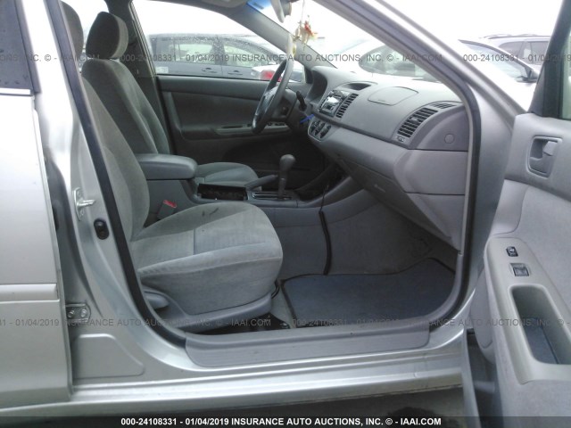 4T1BE32K42U613403 - 2002 TOYOTA CAMRY LE/XLE/SE SILVER photo 5