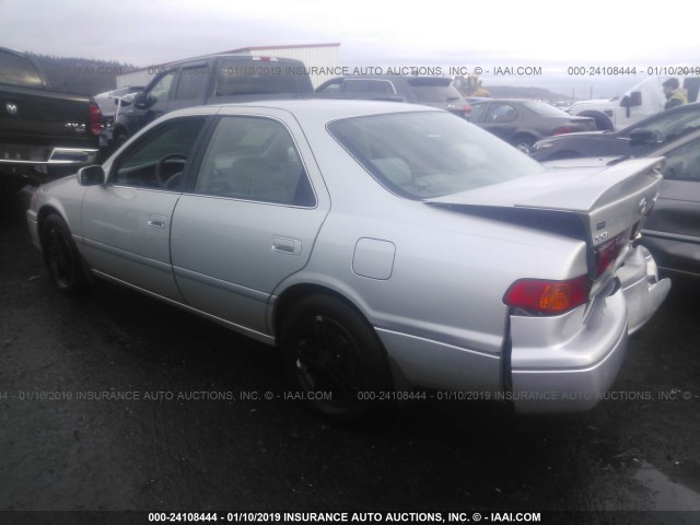 JT2BG22K9Y0466285 - 2000 TOYOTA CAMRY CE/LE/XLE SILVER photo 3