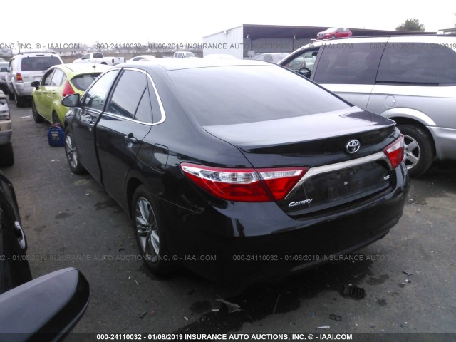 4T1BF1FK6GU141983 - 2016 TOYOTA CAMRY LE/XLE/SE/XSE შავი ფოტო 3